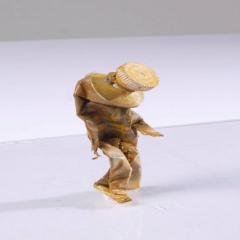 images/alumni/figure of oil tube 16x3x3cm.jpg